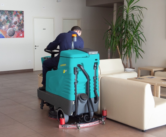 Компактная машина для мытья полов Eureka E75. Изображение 3