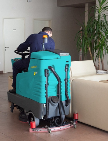 Компактная машина для мытья полов Eureka E75. Изображение 3